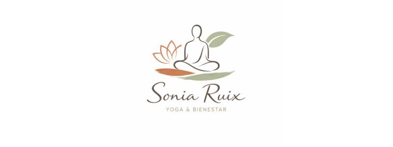 Interior de una tienda de alimentación de barrio moderna, ordenada y muy limpia. En primer plano, una colorida exposición de frutas y verduras frescas en cajas de madera. Iluminación cálida que re